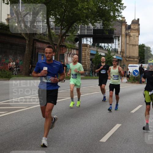 29.06.2025 - hella hamburg halbmarathon Yannick Fuchs http://msf.ph/oto/8281702 29.06.2025 10:37:28 20KM 1353, 1675, 1735, 2653, 4229, 4318, 5011, 5124, 5477, 7026, 9364, 9371, 9534, 10099, 10251, 11177, 12723, 12839, 13746, 13807, 14226, 14447, 14560, 14813, 15255, 15328, 15535, 15706, 15851, 15921, 16333, 17733, 17911, 18004, 18274, 18275, 18304, 18449, 18659, 18680, 18987, 19009, 19229 meine-sportfotos.de