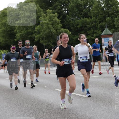 29.06.2025 - hella hamburg halbmarathon Jannik Wohlers http://msf.ph/oto/8281753 29.06.2025 10:35:07 Lombardsbrücke 1786, 1821, 2001, 2198, 2787, 3958, 4333, 4703, 4704, 4965, 5147, 5240, 5793, 6029, 6365, 6381, 6746, 6859, 6867, 7382, 8249, 8296, 8567, 9342, 9470, 9803, 9806, 10393, 10531, 10565, 10652, 11838, 11839, 12026, 12326, 12338, 12851, 13240, 13505, 13805, 14684, 15032, 15211, 15601, 16690, 16710, 17289, 17331, 17689, 17868, 17883, 17935, 17974, 17998, 18036, 18269, 18292, 18361, 18912, 19061 meine-sportfotos.de