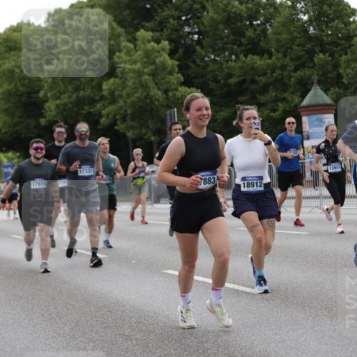29.06.2025 - hella hamburg halbmarathon Jannik Wohlers http://msf.ph/oto/8281758 29.06.2025 10:35:07 Lombardsbrücke 1786, 1821, 2001, 2198, 2787, 3958, 4333, 4703, 4704, 4965, 5147, 5240, 5793, 6029, 6365, 6381, 6746, 6859, 6867, 7382, 8249, 8296, 8567, 9342, 9470, 9803, 9806, 10393, 10531, 10565, 10652, 11838, 11839, 12026, 12326, 12338, 12851, 13240, 13505, 13805, 14684, 15032, 15211, 15601, 16690, 16710, 17289, 17331, 17689, 17868, 17883, 17935, 17974, 17998, 18036, 18269, 18292, 18361, 18912, 19061 meine-sportfotos.de