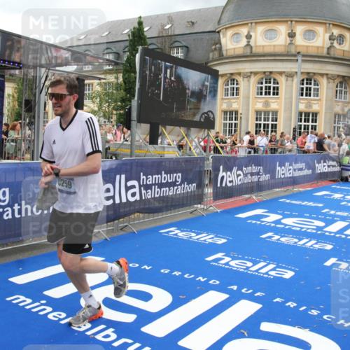 29.06.2025 - hella hamburg halbmarathon Michael Strokosch http://msf.ph/oto/8281762 29.06.2025 10:54:40 Ziel 1125, 2474, 3310, 5259, 7478, 8798, 9012, 10040, 10368, 10376, 12489, 12607, 15389, 15584, 17765, 19000 meine-sportfotos.de