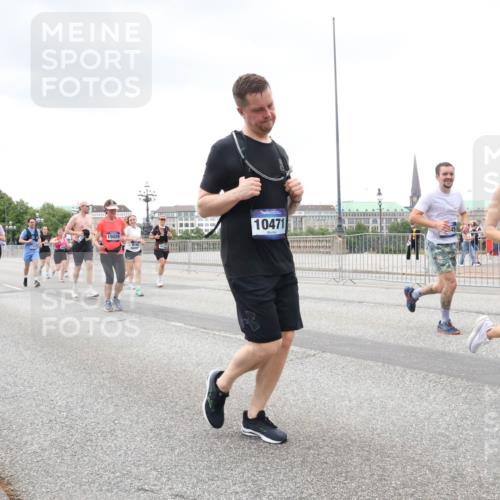 29.06.2025 - hella hamburg halbmarathon Lena Gebhardt http://msf.ph/oto/8281781 29.06.2025 10:54:59 Lombardsbrücke 15029, 5727, 10471, 12240, 1013, 1198, 2084, 2090, 2244, 2452, 2566, 2586, 2632, 3002, 3274, 4039, 4191, 4192, 5185, 5392, 5500, 5727, 5882, 5993, 6395, 6396, 6839, 6944, 6982, 7219, 7238, 7766, 7986, 8012, 8186, 8403, 8519, 9521, 9596, 10109, 10331, 10458, 10471, 10686, 11033, 11226, 11287, 11567, 11569, 11737, 11788, 11908, 12147, 12148, 12240, 12268, 12270, 12930, 13098, 13272, 13283, 13548, 13944, 13945, 13979, 13980, 14515, 15160 meine-sportfotos.de