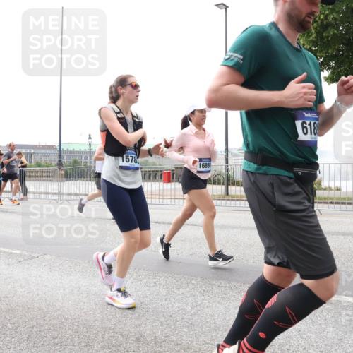 29.06.2025 - hella hamburg halbmarathon Lena Gebhardt http://msf.ph/oto/8281820 29.06.2025 10:35:20 Lombardsbrücke 1578, 11320, 16860, 618, 1430, 1284, 1497, 1717, 1786, 1821, 1849, 2001, 2198, 2376, 2751, 2787, 3409, 3828, 3958, 4333, 4564, 4703, 4704, 4884, 4965, 5027, 5147, 5240, 5531, 5793, 6029, 6189, 6365, 6379, 6381, 6397, 6471, 6746, 6803, 6859, 6867, 7267, 7299, 7382, 7927, 8249, 8296, 8567, 9248, 9342, 9470, 10358, 10393, 10464, 10531, 10565, 10606, 11233, 11320, 11359, 11565, 11838, 11839, 11886, 12019, 12026, 12062, 12326, 12764 meine-sportfotos.de