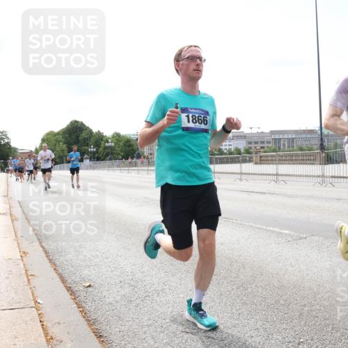 29.06.2025 - hella hamburg halbmarathon Lena Gebhardt http://msf.ph/oto/8281845 29.06.2025 10:11:36 Lombardsbrücke 1328, 1531, 1723, 1866, 1992, 3363, 3837, 4227, 5254, 5379, 5605, 7571, 8115, 8171, 8206, 8207, 8368, 8807, 8810, 9119, 9191, 9428, 10042, 10196, 10372, 10428, 11149, 11321, 11507, 11755, 12286, 12473, 13177, 13203, 13603, 13939, 13958, 14008, 14149, 14384, 15252, 15797, 15908, 15945, 16383, 17080, 17142, 17638, 17774, 17787, 17866, 18278, 18382, 19172, 19241 meine-sportfotos.de