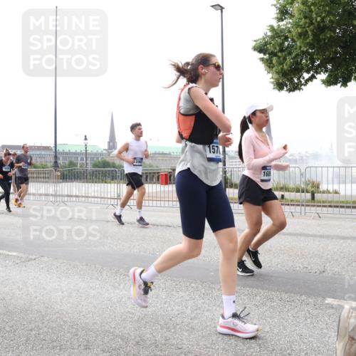 29.06.2025 - hella hamburg halbmarathon Lena Gebhardt http://msf.ph/oto/8281867 29.06.2025 10:35:21 Lombardsbrücke 11233, 11320, 2062, 157, 168, 1284, 1497, 1717, 1786, 1821, 1849, 2001, 2198, 2376, 2751, 2787, 3409, 3828, 3958, 4333, 4564, 4703, 4704, 4884, 4965, 5027, 5147, 5240, 5531, 5793, 6029, 6189, 6365, 6379, 6381, 6397, 6471, 6746, 6803, 6859, 6867, 7267, 7299, 7382, 7927, 8249, 8296, 8567, 9248, 9342, 9470, 10358, 10393, 10464, 10531, 10565, 10606, 10652, 11233, 11320, 11359, 11565, 11838, 11839, 11886, 12019, 12026, 12062, 12326 meine-sportfotos.de