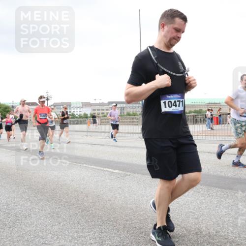 29.06.2025 - hella hamburg halbmarathon Lena Gebhardt http://msf.ph/oto/8281869 29.06.2025 10:55:00 Lombardsbrücke 16637, 15029, 10471, 13944, 1013, 1198, 2084, 2090, 2244, 2452, 2566, 2586, 2632, 3002, 3274, 4039, 4191, 4192, 5185, 5392, 5500, 5727, 5882, 5993, 6395, 6396, 6839, 6944, 6982, 7219, 7238, 7766, 7986, 8012, 8186, 8403, 8519, 9521, 9596, 10109, 10331, 10458, 10471, 10686, 11033, 11226, 11287, 11567, 11569, 11737, 11788, 11908, 12147, 12148, 12240, 12268, 12270, 12930, 13098, 13272, 13283, 13548, 13944, 13945, 13979, 13980, 14515, 15160 meine-sportfotos.de
