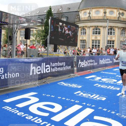 29.06.2025 - hella hamburg halbmarathon Michael Strokosch http://msf.ph/oto/8281880 29.06.2025 10:54:40 Ziel 1125, 2474, 3310, 5259, 7478, 8798, 9012, 10040, 10368, 10376, 12489, 12607, 15389, 15584, 17765, 19000 meine-sportfotos.de