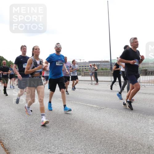 29.06.2025 - hella hamburg halbmarathon Lena Gebhardt http://msf.ph/oto/8282071 29.06.2025 10:35:22 Lombardsbrücke 11646, 17, 12338, 11886, 23, 1284, 1497, 1717, 1786, 1821, 1849, 2001, 2198, 2376, 2751, 2787, 3409, 3828, 3958, 4333, 4564, 4703, 4704, 4884, 4965, 5027, 5147, 5240, 5531, 5793, 6029, 6189, 6365, 6379, 6381, 6397, 6471, 6746, 6803, 6859, 6867, 7267, 7299, 7382, 7927, 8249, 8296, 8567, 9248, 9342, 9470, 9803, 9806, 10358, 10393, 10464, 10531, 10565, 10606, 10652, 11233, 11320, 11359, 11565, 11838, 11839, 11886, 12026, 12062, 12326 meine-sportfotos.de