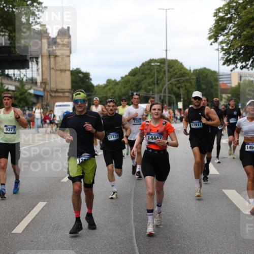 29.06.2025 - hella hamburg halbmarathon Yannick Fuchs http://msf.ph/oto/8282074 29.06.2025 10:37:28 20KM 1353, 1675, 1735, 2653, 4229, 4318, 5011, 5124, 5477, 7026, 9364, 9371, 9534, 10099, 10251, 11177, 12723, 12839, 13746, 13807, 14226, 14447, 14560, 14813, 15255, 15328, 15535, 15706, 15851, 15921, 16333, 17733, 17911, 18004, 18274, 18275, 18304, 18449, 18659, 18680, 18987, 19009, 19229 meine-sportfotos.de