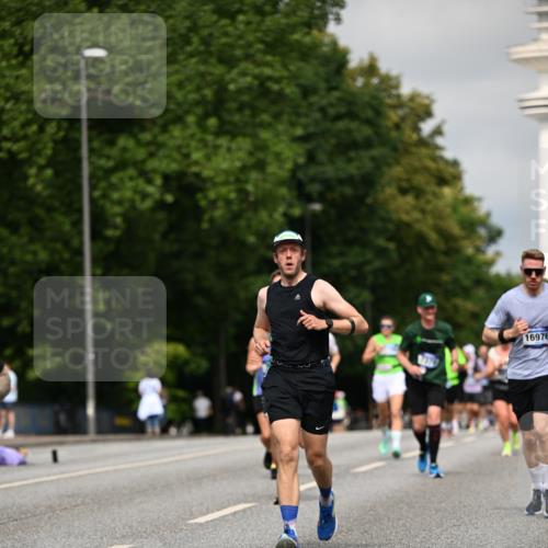 29.06.2025 - hella hamburg halbmarathon Dr. Thomas Lammeyer http://msf.ph/oto/8282097 29.06.2025 10:15:50 Kennedybrücke 1062, 1790, 2661, 3746, 3837, 6966, 7370, 7474, 7571, 8368, 9119, 9254, 9405, 10042 meine-sportfotos.de