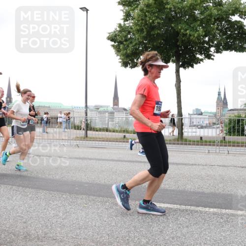 29.06.2025 - hella hamburg halbmarathon Lena Gebhardt http://msf.ph/oto/8282100 29.06.2025 10:55:03 Lombardsbrücke 1502, 1013, 1198, 2084, 2090, 2452, 2566, 2586, 2632, 3002, 3157, 3274, 3577, 4039, 4191, 4192, 4628, 5040, 5392, 5500, 5727, 5882, 6395, 6396, 6839, 6944, 6982, 7219, 7238, 7766, 8012, 8186, 8403, 8519, 9521, 9596, 10109, 10331, 10458, 10471, 10686, 11033, 11226, 11287, 11567, 11569, 11737, 11788, 11908, 12147, 12148, 12240, 12268, 12270, 13098, 13230, 13272, 13283, 13548, 13944, 13945, 13979, 13980, 14515, 15152, 15160 meine-sportfotos.de