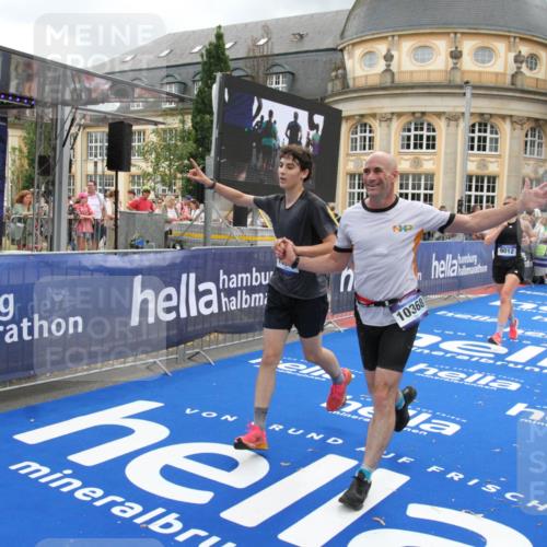 29.06.2025 - hella hamburg halbmarathon Michael Strokosch http://msf.ph/oto/8282138 29.06.2025 10:54:42 Ziel 1125, 1496, 3310, 5259, 7478, 8449, 9012, 10040, 10368, 10376, 12489, 14239, 15389, 15408, 15584, 17231, 17765, 19000 meine-sportfotos.de