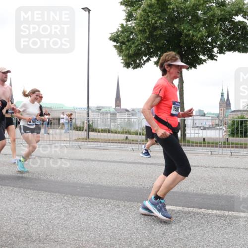 29.06.2025 - hella hamburg halbmarathon Lena Gebhardt http://msf.ph/oto/8282144 29.06.2025 10:55:03 Lombardsbrücke 186, 41, 1502, 1013, 1198, 2084, 2090, 2452, 2566, 2586, 2632, 3002, 3157, 3274, 3577, 4039, 4191, 4192, 4628, 5040, 5392, 5500, 5727, 5882, 6395, 6396, 6839, 6944, 6982, 7219, 7238, 7766, 8012, 8186, 8403, 8519, 9521, 9596, 10109, 10331, 10458, 10471, 10686, 11033, 11226, 11287, 11567, 11569, 11737, 11788, 11908, 12147, 12148, 12240, 12268, 12270, 13098, 13230, 13272, 13283, 13548, 13944, 13945, 13979, 13980, 14515, 15152, 15160 meine-sportfotos.de