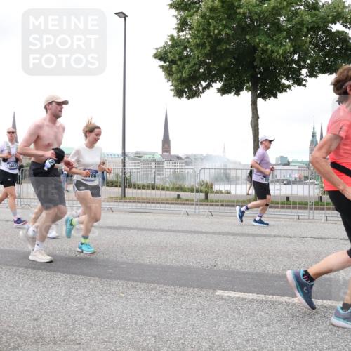 29.06.2025 - hella hamburg halbmarathon Lena Gebhardt http://msf.ph/oto/8282174 29.06.2025 10:55:03 Lombardsbrücke 18372, 86, 15, 1013, 1198, 2084, 2090, 2452, 2566, 2586, 2632, 3002, 3157, 3274, 3577, 4039, 4191, 4192, 4628, 5040, 5392, 5500, 5727, 5882, 6395, 6396, 6839, 6944, 6982, 7219, 7238, 7766, 8012, 8186, 8403, 8519, 9521, 9596, 10109, 10331, 10458, 10471, 10686, 11033, 11226, 11287, 11567, 11569, 11737, 11788, 11908, 12147, 12148, 12240, 12268, 12270, 13098, 13230, 13272, 13283, 13548, 13944, 13945, 13979, 13980, 14515, 15152, 15160 meine-sportfotos.de