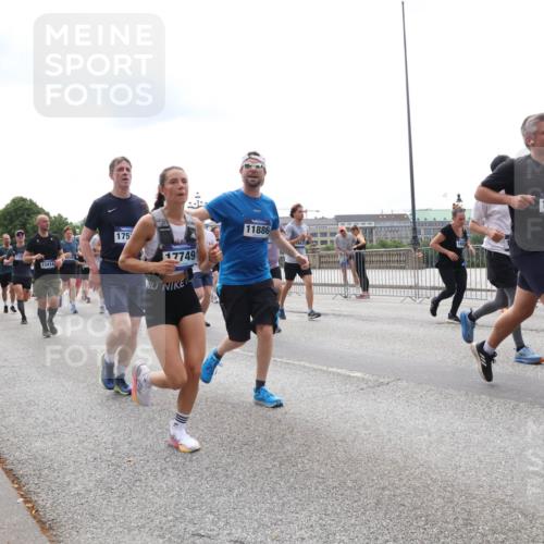 29.06.2025 - hella hamburg halbmarathon Lena Gebhardt http://msf.ph/oto/8282182 29.06.2025 10:35:22 Lombardsbrücke 11646, 13414, 175, 17749, 11886, 11233, 1284, 1497, 1717, 1786, 1821, 1849, 2001, 2198, 2376, 2751, 2787, 3409, 3828, 3958, 4333, 4564, 4703, 4704, 4884, 4965, 5027, 5147, 5240, 5531, 5793, 6029, 6189, 6365, 6379, 6381, 6397, 6471, 6746, 6803, 6859, 6867, 7267, 7299, 7382, 7927, 8249, 8296, 8567, 9248, 9342, 9470, 9803, 9806, 10358, 10393, 10464, 10531, 10565, 10606, 10652, 11233, 11320, 11359, 11565, 11838, 11839, 11886, 12026, 12062, 12326 meine-sportfotos.de