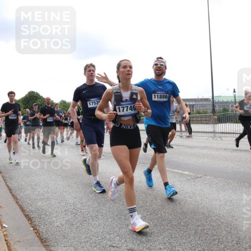 29.06.2025 - hella hamburg halbmarathon Lena Gebhardt http://msf.ph/oto/8282229 29.06.2025 10:35:22 Lombardsbrücke 11646, 13414, 1752, 17749, 11886, 6431, 1600, 113, 1284, 1497, 1717, 1786, 1821, 1849, 2001, 2198, 2376, 2751, 2787, 3409, 3828, 3958, 4333, 4564, 4703, 4704, 4884, 4965, 5027, 5147, 5240, 5531, 5793, 6029, 6189, 6365, 6379, 6381, 6397, 6471, 6746, 6803, 6859, 6867, 7267, 7299, 7382, 7927, 8249, 8296, 8567, 9248, 9342, 9470, 9803, 9806, 10358, 10393, 10464, 10531, 10565, 10606, 10652, 11233, 11320, 11359, 11565, 11838, 11839, 11886, 12026, 12062, 12326 meine-sportfotos.de