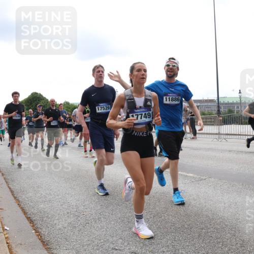 29.06.2025 - hella hamburg halbmarathon Lena Gebhardt http://msf.ph/oto/8282269 29.06.2025 10:35:22 Lombardsbrücke 11646, 6023, 1837, 13414, 17526, 7749, 11886, 113, 1284, 1497, 1717, 1786, 1821, 1849, 2001, 2198, 2376, 2751, 2787, 3409, 3828, 3958, 4333, 4564, 4703, 4704, 4884, 4965, 5027, 5147, 5240, 5531, 5793, 6029, 6189, 6365, 6379, 6381, 6397, 6471, 6746, 6803, 6859, 6867, 7267, 7299, 7382, 7927, 8249, 8296, 8567, 9248, 9342, 9470, 9803, 9806, 10358, 10393, 10464, 10531, 10565, 10606, 10652, 11233, 11320, 11359, 11565, 11838, 11839, 11886, 12026, 12062, 12326 meine-sportfotos.de
