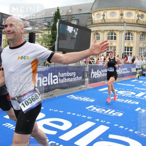 29.06.2025 - hella hamburg halbmarathon Michael Strokosch http://msf.ph/oto/8282291 29.06.2025 10:54:43 Ziel 1125, 1496, 2561, 3310, 7478, 8449, 9012, 10040, 10368, 10376, 12489, 13147, 14239, 15389, 15408, 15584, 17231, 17765, 19000 meine-sportfotos.de