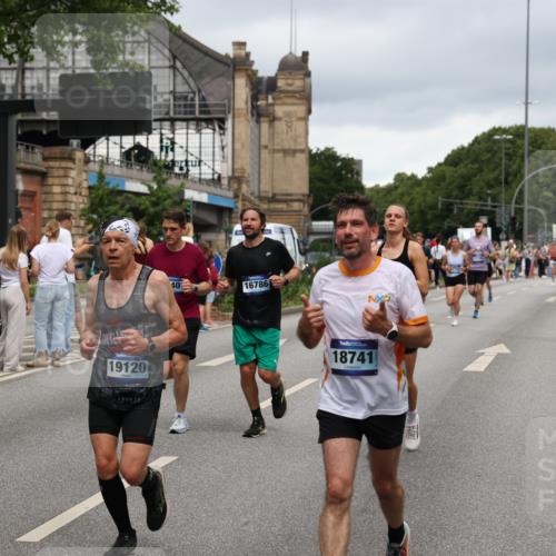 29.06.2025 - hella hamburg halbmarathon Yannick Fuchs http://msf.ph/oto/8282310 29.06.2025 10:49:48 20KM 1130, 1180, 1193, 2982, 3042, 3048, 3058, 3668, 4951, 5465, 5672, 6569, 6591, 6924, 7594, 7742, 7976, 8255, 8311, 8639, 8863, 9361, 9562, 11039, 11309, 11638, 12196, 12515, 13474, 14363, 14365, 14461, 15184, 15484, 15818, 15884, 16176, 16375, 16401, 16434, 16521, 16786, 17259, 17615, 17640, 17642, 17734, 18064, 18125, 18212, 18325, 18340, 18495, 18741, 18746, 18835, 19120, 19152 meine-sportfotos.de
