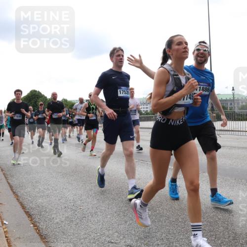 29.06.2025 - hella hamburg halbmarathon Lena Gebhardt http://msf.ph/oto/8282326 29.06.2025 10:35:22 Lombardsbrücke 11646, 11356, 1341, 17526, 1749, 1886, 12338, 1284, 1497, 1717, 1786, 1821, 1849, 2001, 2198, 2376, 2751, 2787, 3409, 3828, 3958, 4333, 4564, 4703, 4704, 4884, 4965, 5027, 5147, 5240, 5531, 5793, 6029, 6189, 6365, 6379, 6381, 6397, 6471, 6746, 6803, 6859, 6867, 7267, 7299, 7382, 7927, 8249, 8296, 8567, 9248, 9342, 9470, 9803, 9806, 10358, 10393, 10464, 10531, 10565, 10606, 10652, 11233, 11320, 11359, 11565, 11838, 11839, 11886, 12026, 12062, 12326 meine-sportfotos.de
