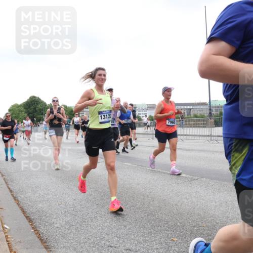 29.06.2025 - hella hamburg halbmarathon Lena Gebhardt http://msf.ph/oto/8282336 29.06.2025 10:46:31 Lombardsbrücke 1371, 1375, 1429, 1465, 1532, 1608, 1837, 1999, 2162, 2423, 2500, 2697, 2773, 2813, 2951, 3277, 3406, 3407, 3410, 3469, 3734, 4119, 4202, 4296, 4342, 4355, 4448, 4604, 5697, 5700, 5703, 5854, 6068, 6124, 6161, 6392, 6740, 7303, 7364, 7368, 7374, 7412, 7767, 7827, 7894, 7960, 7983, 8047, 8477, 8551, 8700, 9129, 9337, 9445, 9691, 10153, 10230, 11358, 11361, 11876, 11910, 12298, 12333, 12507, 12522, 13969, 14261, 15852, 16882, 16987 meine-sportfotos.de