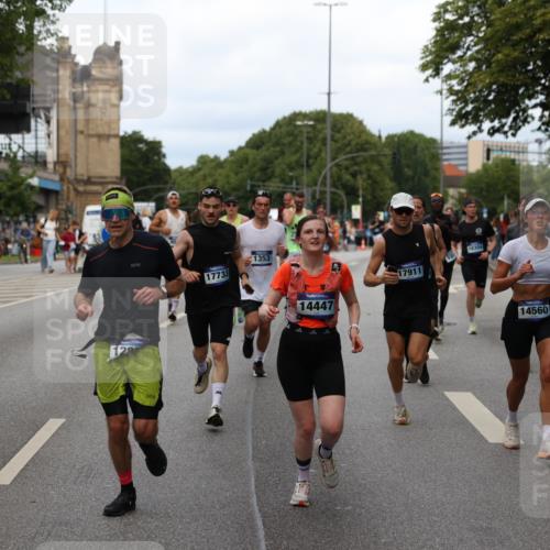 29.06.2025 - hella hamburg halbmarathon Yannick Fuchs http://msf.ph/oto/8282363 29.06.2025 10:37:29 20KM 1353, 1675, 1735, 2653, 4229, 4318, 5011, 5124, 5477, 7026, 7508, 9364, 9371, 9534, 10099, 10251, 11177, 12153, 12723, 12839, 13746, 13807, 14201, 14226, 14447, 14484, 14560, 14813, 14849, 15255, 15328, 15535, 15706, 15851, 15921, 16333, 17733, 17911, 18004, 18274, 18275, 18304, 18449, 18659, 18987, 19009, 19229 meine-sportfotos.de