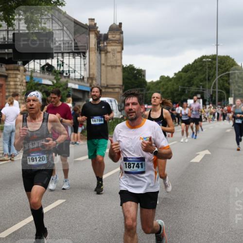 29.06.2025 - hella hamburg halbmarathon Yannick Fuchs http://msf.ph/oto/8282379 29.06.2025 10:49:49 20KM 1130, 1180, 1193, 2982, 3042, 3048, 3058, 3668, 4951, 5287, 5465, 5672, 6569, 6591, 6924, 7594, 7742, 8255, 8311, 8639, 8863, 9361, 9562, 11039, 11309, 11638, 12196, 12515, 13474, 14363, 14365, 14461, 15184, 15484, 15818, 15884, 16176, 16375, 16401, 16434, 16521, 16786, 17259, 17615, 17640, 17642, 17734, 18064, 18125, 18212, 18325, 18340, 18495, 18634, 18741, 18746, 18835, 19120, 19152 meine-sportfotos.de