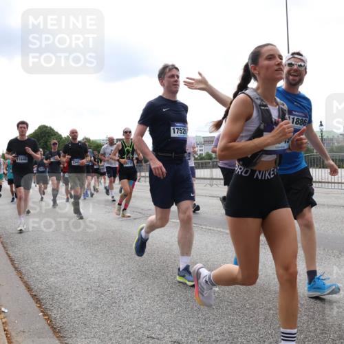 29.06.2025 - hella hamburg halbmarathon Lena Gebhardt http://msf.ph/oto/8282384 29.06.2025 10:35:22 Lombardsbrücke 11646, 6020, 1341, 8375, 17526, 1886, 1284, 1497, 1717, 1786, 1821, 1849, 2001, 2198, 2376, 2751, 2787, 3409, 3828, 3958, 4333, 4564, 4703, 4704, 4884, 4965, 5027, 5147, 5240, 5531, 5793, 6029, 6189, 6365, 6379, 6381, 6397, 6471, 6746, 6803, 6859, 6867, 7267, 7299, 7382, 7927, 8249, 8296, 8567, 9248, 9342, 9470, 9803, 9806, 10358, 10393, 10464, 10531, 10565, 10606, 10652, 11233, 11320, 11359, 11565, 11838, 11839, 11886, 12026, 12062, 12326 meine-sportfotos.de