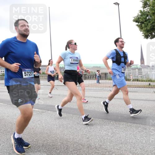 29.06.2025 - hella hamburg halbmarathon Lena Gebhardt http://msf.ph/oto/8282425 29.06.2025 10:55:04 Lombardsbrücke 15553, 5727, 5392, 6839, 13980, 139, 1837, 1013, 1198, 2084, 2090, 2452, 2566, 2586, 2632, 3002, 3157, 3274, 3577, 4039, 4191, 4192, 4628, 5040, 5392, 5500, 5727, 5882, 6395, 6396, 6839, 6944, 6982, 7219, 7238, 7766, 8012, 8186, 8403, 8519, 9521, 9596, 10109, 10331, 10458, 10471, 10686, 11033, 11226, 11287, 11567, 11569, 11737, 11788, 11908, 12147, 12148, 12240, 12268, 12270, 13098, 13230, 13272, 13283, 13548, 13944, 13945, 13979, 13980, 14515, 15152, 15160 meine-sportfotos.de