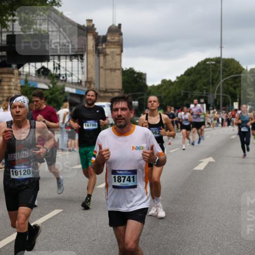 29.06.2025 - hella hamburg halbmarathon Yannick Fuchs http://msf.ph/oto/8282464 29.06.2025 10:49:49 20KM 1130, 1180, 1193, 2982, 3042, 3048, 3058, 3668, 4951, 5287, 5465, 5672, 6569, 6591, 6924, 7594, 7742, 8255, 8311, 8639, 8863, 9361, 9562, 11039, 11309, 11638, 12196, 12515, 13474, 14363, 14365, 14461, 15184, 15484, 15818, 15884, 16176, 16375, 16401, 16434, 16521, 16786, 17259, 17615, 17640, 17642, 17734, 18064, 18125, 18212, 18325, 18340, 18495, 18634, 18741, 18746, 18835, 19120, 19152 meine-sportfotos.de