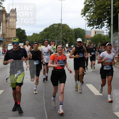 29.06.2025 - hella hamburg halbmarathon Yannick Fuchs http://msf.ph/oto/8282472 29.06.2025 10:37:29 20KM 1353, 1675, 1735, 2653, 4229, 4318, 5011, 5124, 5477, 7026, 7508, 9364, 9371, 9534, 10099, 10251, 11177, 12153, 12723, 12839, 13746, 13807, 14201, 14226, 14447, 14484, 14560, 14813, 14849, 15255, 15328, 15535, 15706, 15851, 15921, 16333, 17733, 17911, 18004, 18274, 18275, 18304, 18449, 18659, 18987, 19009, 19229 meine-sportfotos.de