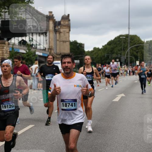 29.06.2025 - hella hamburg halbmarathon Yannick Fuchs http://msf.ph/oto/8282520 29.06.2025 10:49:49 20KM 1130, 1180, 1193, 2982, 3042, 3048, 3058, 3668, 4951, 5287, 5465, 5672, 6569, 6591, 6924, 7594, 7742, 8255, 8311, 8639, 8863, 9361, 9562, 11039, 11309, 11638, 12196, 12515, 13474, 14363, 14365, 14461, 15184, 15484, 15818, 15884, 16176, 16375, 16401, 16434, 16521, 16786, 17259, 17615, 17640, 17642, 17734, 18064, 18125, 18212, 18325, 18340, 18495, 18634, 18741, 18746, 18835, 19120, 19152 meine-sportfotos.de