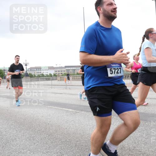 29.06.2025 - hella hamburg halbmarathon Lena Gebhardt http://msf.ph/oto/8282534 29.06.2025 10:55:05 Lombardsbrücke 15553, 5727, 1013, 1198, 2084, 2090, 2452, 2566, 2632, 3002, 3115, 3157, 3274, 3577, 4039, 4191, 4192, 4628, 5040, 5392, 5483, 5500, 5727, 5882, 6395, 6396, 6839, 6944, 6982, 7219, 7238, 7766, 8012, 8186, 8403, 8519, 9521, 9596, 10109, 10331, 10458, 10471, 10686, 11033, 11226, 11287, 11567, 11569, 11737, 11788, 11908, 12147, 12148, 12240, 12268, 12270, 13098, 13230, 13272, 13283, 13548, 13944, 13945, 13979, 13980, 14515, 15152, 15160, 16385 meine-sportfotos.de