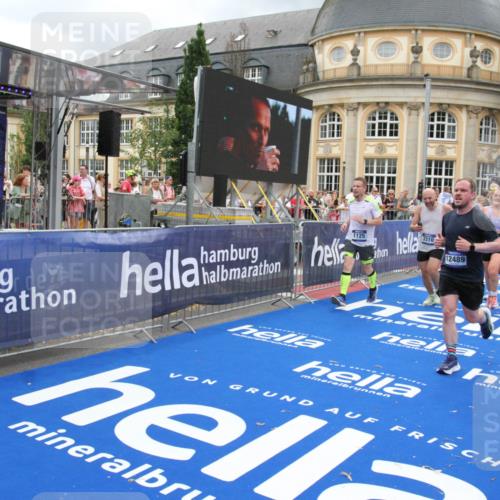 29.06.2025 - hella hamburg halbmarathon Michael Strokosch http://msf.ph/oto/8282555 29.06.2025 10:54:44 Ziel 1125, 1496, 2561, 3310, 6587, 7478, 8449, 9012, 9227, 10040, 10368, 10376, 12489, 13147, 14239, 15389, 15408, 15584, 17231, 17765, 19000 meine-sportfotos.de