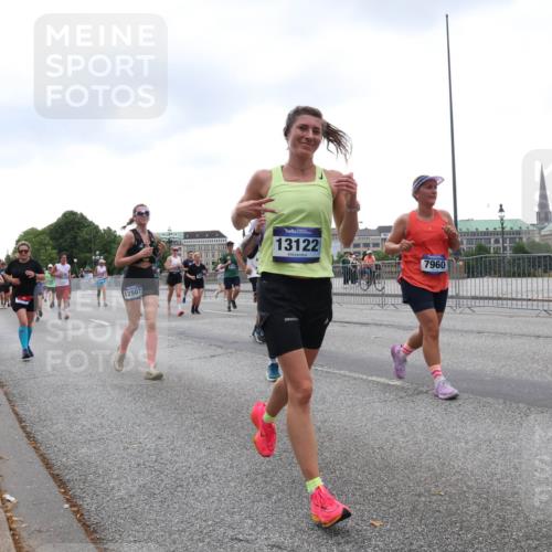 29.06.2025 - hella hamburg halbmarathon Lena Gebhardt http://msf.ph/oto/8282599 29.06.2025 10:46:31 Lombardsbrücke 1371, 1375, 1429, 1465, 1532, 1608, 1837, 1999, 2162, 2423, 2500, 2697, 2773, 2813, 2951, 3277, 3406, 3407, 3410, 3469, 3734, 4119, 4202, 4296, 4342, 4355, 4448, 4604, 5697, 5700, 5703, 5854, 6068, 6124, 6161, 6392, 6740, 7303, 7364, 7368, 7374, 7412, 7767, 7827, 7894, 7960, 7983, 8047, 8477, 8551, 8700, 9129, 9337, 9445, 9691, 10153, 10230, 11358, 11361, 11876, 11910, 12298, 12333, 12507, 12522, 13969, 14261, 15852, 16882, 16987 meine-sportfotos.de