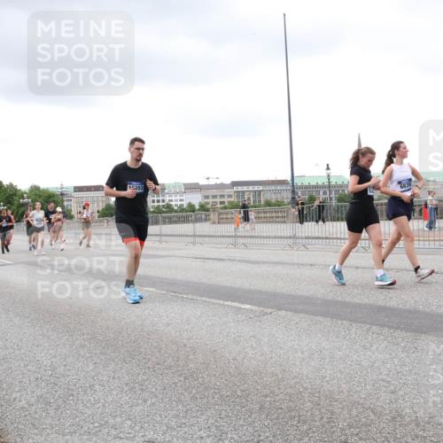29.06.2025 - hella hamburg halbmarathon Lena Gebhardt http://msf.ph/oto/8282611 29.06.2025 10:55:05 Lombardsbrücke 13548, 15553, 6839, 1013, 1198, 2084, 2090, 2452, 2566, 2632, 3002, 3115, 3157, 3274, 3577, 4039, 4191, 4192, 4628, 5040, 5392, 5483, 5500, 5727, 5882, 6395, 6396, 6839, 6944, 6982, 7219, 7238, 7766, 8012, 8186, 8403, 8519, 9521, 9596, 10109, 10331, 10458, 10471, 10686, 11033, 11226, 11287, 11567, 11569, 11737, 11788, 11908, 12147, 12148, 12240, 12268, 12270, 13098, 13230, 13272, 13283, 13548, 13944, 13945, 13979, 13980, 14515, 15152, 15160, 16385 meine-sportfotos.de