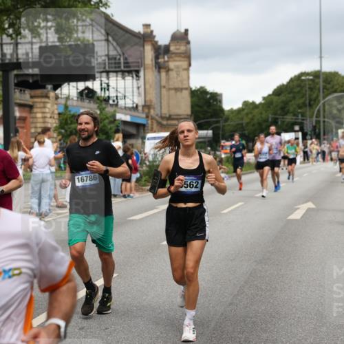 29.06.2025 - hella hamburg halbmarathon Yannick Fuchs http://msf.ph/oto/8282631 29.06.2025 10:49:50 20KM 1130, 1180, 1193, 2982, 3042, 3048, 3058, 3668, 4951, 5287, 5465, 5672, 6569, 6591, 6924, 7594, 7742, 8255, 8311, 8639, 8863, 9361, 9562, 11039, 11309, 11638, 12196, 12515, 13474, 14363, 14365, 14461, 15184, 15818, 15884, 16176, 16375, 16401, 16434, 16521, 16625, 16786, 17259, 17615, 17640, 17642, 17734, 18064, 18125, 18212, 18325, 18340, 18495, 18634, 18741, 18746, 18835, 19120, 19152 meine-sportfotos.de