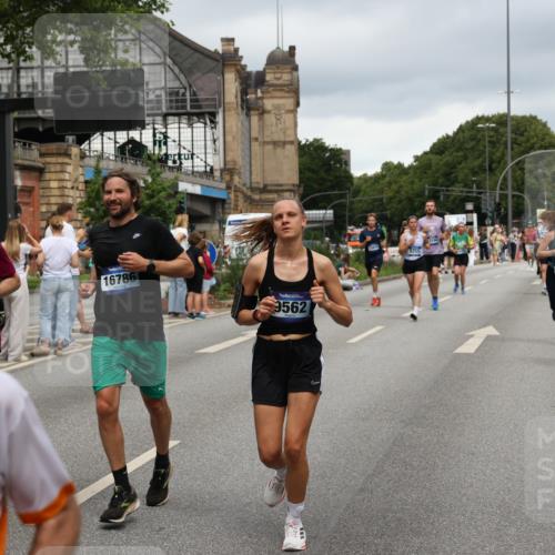 29.06.2025 - hella hamburg halbmarathon Yannick Fuchs http://msf.ph/oto/8282640 29.06.2025 10:49:50 20KM 1130, 1180, 1193, 2982, 3042, 3048, 3058, 3668, 4951, 5287, 5465, 5672, 6569, 6591, 6924, 7594, 7742, 8255, 8311, 8639, 8863, 9361, 9562, 11039, 11309, 11638, 12196, 12515, 13474, 14363, 14365, 14461, 15184, 15818, 15884, 16176, 16375, 16401, 16434, 16521, 16625, 16786, 17259, 17615, 17640, 17642, 17734, 18064, 18125, 18212, 18325, 18340, 18495, 18634, 18741, 18746, 18835, 19120, 19152 meine-sportfotos.de