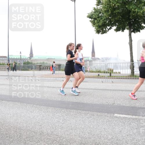 29.06.2025 - hella hamburg halbmarathon Lena Gebhardt http://msf.ph/oto/8282729 29.06.2025 10:55:06 Lombardsbrücke 15553, 1013, 1198, 2084, 2090, 2452, 2566, 2632, 3002, 3115, 3157, 3274, 3577, 4039, 4191, 4192, 4628, 5040, 5392, 5483, 5500, 5727, 5882, 6395, 6396, 6839, 6944, 6982, 7219, 7238, 7766, 8012, 8186, 8403, 8519, 9521, 9596, 10109, 10331, 10458, 10471, 10686, 11033, 11109, 11226, 11287, 11737, 11788, 11908, 12147, 12148, 12240, 12268, 12270, 13098, 13230, 13272, 13283, 13548, 13944, 13945, 13979, 13980, 14515, 15152, 15160, 16385 meine-sportfotos.de