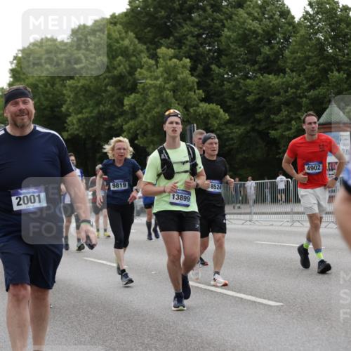 29.06.2025 - hella hamburg halbmarathon Jannik Wohlers http://msf.ph/oto/8282836 29.06.2025 10:35:19 Lombardsbrücke 1108, 1336, 1730, 1786, 2352, 2425, 2787, 2811, 2827, 3243, 3598, 4902, 5147, 5240, 6021, 6381, 6845, 6867, 7304, 7382, 8333, 9342, 9803, 9806, 9819, 10119, 10567, 10652, 12026, 12097, 12408, 12851, 12869, 13240, 13318, 13505, 13899, 14402, 14684, 15032, 16487, 17289, 17817, 17868, 17883, 17996, 17998, 18036, 18292, 18361, 18524, 18570, 18688 meine-sportfotos.de