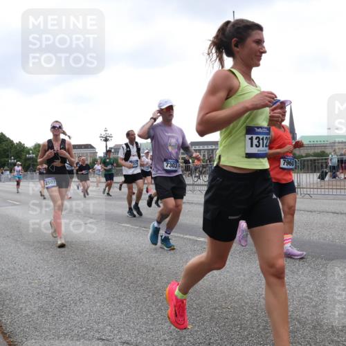 29.06.2025 - hella hamburg halbmarathon Lena Gebhardt http://msf.ph/oto/8282851 29.06.2025 10:46:32 Lombardsbrücke 1371, 1375, 1429, 1465, 1532, 1608, 1837, 1999, 2162, 2423, 2500, 2697, 2773, 2813, 2951, 3277, 3406, 3407, 3410, 3469, 3734, 4119, 4202, 4296, 4342, 4355, 4448, 4604, 5697, 5700, 5703, 5854, 6068, 6124, 6161, 6392, 6740, 7303, 7364, 7368, 7374, 7412, 7767, 7827, 7960, 7983, 8047, 8477, 8551, 8700, 9129, 9337, 9445, 9691, 10153, 10230, 11361, 11876, 11910, 12298, 12333, 12507, 12522, 13969, 14261, 15852, 16882, 16987 meine-sportfotos.de