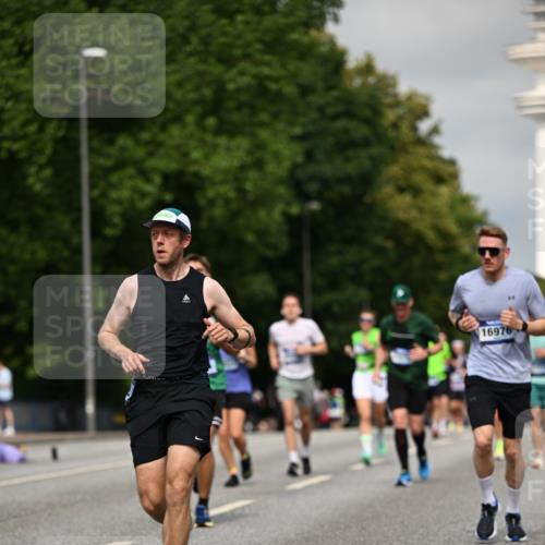 29.06.2025 - hella hamburg halbmarathon Dr. Thomas Lammeyer http://msf.ph/oto/8282852 29.06.2025 10:15:51 Kennedybrücke 1062, 1790, 2661, 3746, 3837, 4499, 6966, 7370, 7474, 8368, 9119, 9254, 9405, 10042 meine-sportfotos.de