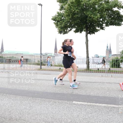 29.06.2025 - hella hamburg halbmarathon Lena Gebhardt http://msf.ph/oto/8282865 29.06.2025 10:55:06 Lombardsbrücke 15, 5392, 1013, 1198, 2084, 2090, 2452, 2566, 2632, 3002, 3115, 3157, 3274, 3577, 4039, 4191, 4192, 4628, 5040, 5392, 5483, 5500, 5727, 5882, 6395, 6396, 6839, 6944, 6982, 7219, 7238, 7766, 8012, 8186, 8403, 8519, 9521, 9596, 10109, 10331, 10458, 10471, 10686, 11033, 11109, 11226, 11287, 11737, 11788, 11908, 12147, 12148, 12240, 12268, 12270, 13098, 13230, 13272, 13283, 13548, 13944, 13945, 13979, 13980, 14515, 15152, 15160, 16385 meine-sportfotos.de
