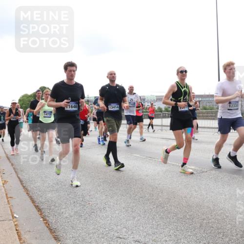 29.06.2025 - hella hamburg halbmarathon Lena Gebhardt http://msf.ph/oto/8282867 29.06.2025 10:35:24 Lombardsbrücke 1646, 157, 14735, 1900, 13414, 21, 12625, 12338, 1284, 1284, 1497, 1717, 1730, 1786, 1821, 1849, 2001, 2198, 2376, 2425, 2751, 2787, 3409, 3828, 3958, 4333, 4564, 4703, 4704, 4965, 5027, 5147, 5240, 5531, 5793, 6029, 6189, 6365, 6381, 6397, 6471, 6746, 6803, 6859, 6867, 7267, 7382, 7927, 8249, 8296, 8567, 9248, 9342, 9470, 9803, 9806, 10358, 10393, 10464, 10531, 10565, 10606, 10652, 11233, 11320, 11359, 11565, 11838, 11839, 11886, 12026, 12062, 12326 meine-sportfotos.de