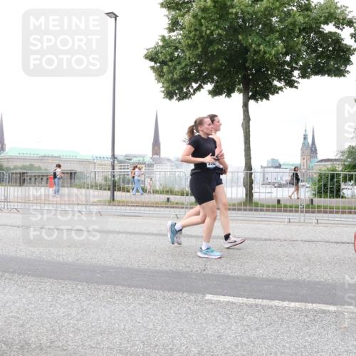 29.06.2025 - hella hamburg halbmarathon Lena Gebhardt http://msf.ph/oto/8282921 29.06.2025 10:55:06 Lombardsbrücke 1013, 1198, 2084, 2090, 2452, 2566, 2632, 3002, 3115, 3157, 3274, 3577, 4039, 4191, 4192, 4628, 5040, 5392, 5483, 5500, 5727, 5882, 6395, 6396, 6839, 6944, 6982, 7219, 7238, 7766, 8012, 8186, 8403, 8519, 9521, 9596, 10109, 10331, 10458, 10471, 10686, 11033, 11109, 11226, 11287, 11737, 11788, 11908, 12147, 12148, 12240, 12268, 12270, 13098, 13230, 13272, 13283, 13548, 13944, 13945, 13979, 13980, 14515, 15152, 15160, 16385 meine-sportfotos.de