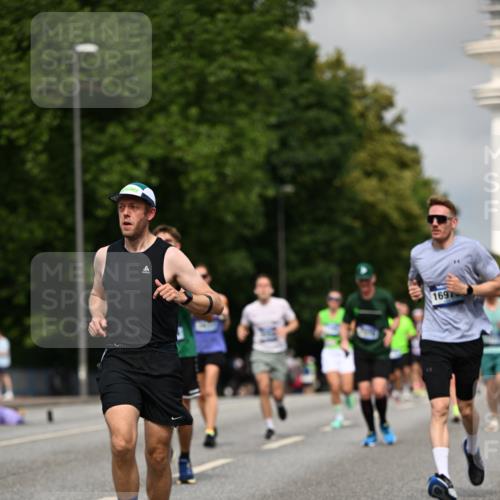 29.06.2025 - hella hamburg halbmarathon Dr. Thomas Lammeyer http://msf.ph/oto/8282927 29.06.2025 10:15:52 Kennedybrücke 1062, 1790, 2661, 3746, 3837, 4499, 6966, 7370, 7474, 8368, 9119, 9253, 9254, 9405, 10042 meine-sportfotos.de