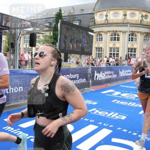 29.06.2025 - hella hamburg halbmarathon Michael Strokosch http://msf.ph/oto/8282964 29.06.2025 10:54:49 Ziel 1496, 2029, 2561, 3310, 4231, 6587, 7478, 8449, 9227, 10044, 12186, 13147, 14239, 15389, 15408, 15584, 17231, 19000 meine-sportfotos.de