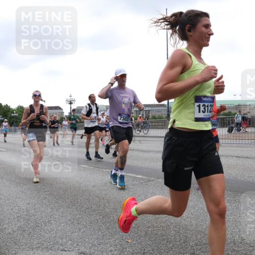 29.06.2025 - hella hamburg halbmarathon Lena Gebhardt http://msf.ph/oto/8282980 29.06.2025 10:46:32 Lombardsbrücke 1371, 1375, 1429, 1465, 1532, 1608, 1837, 1999, 2162, 2423, 2500, 2697, 2773, 2813, 2951, 3277, 3406, 3407, 3410, 3469, 3734, 4119, 4202, 4296, 4342, 4355, 4448, 4604, 5697, 5700, 5703, 5854, 6068, 6124, 6161, 6392, 6740, 7303, 7364, 7368, 7374, 7412, 7767, 7827, 7960, 7983, 8047, 8477, 8551, 8700, 9129, 9337, 9445, 9691, 10153, 10230, 11361, 11876, 11910, 12298, 12333, 12507, 12522, 13969, 14261, 15852, 16882, 16987 meine-sportfotos.de