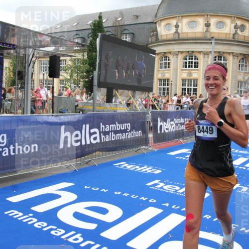 29.06.2025 - hella hamburg halbmarathon Michael Strokosch http://msf.ph/oto/8282995 29.06.2025 10:54:49 Ziel 1496, 2029, 2561, 3310, 4231, 6587, 7478, 8449, 9227, 10044, 12186, 13147, 14239, 15389, 15408, 15584, 17231, 19000 meine-sportfotos.de