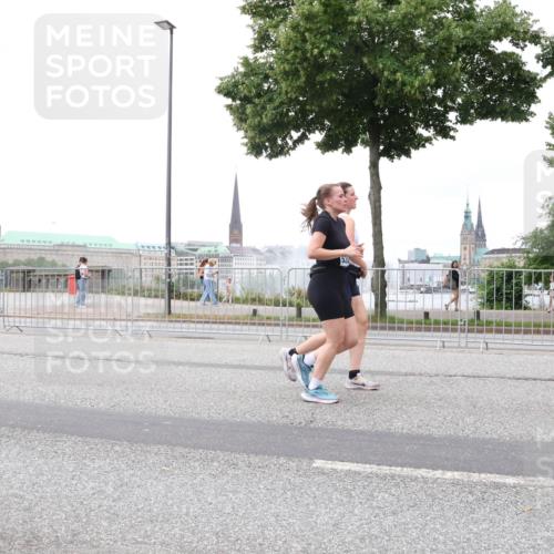 29.06.2025 - hella hamburg halbmarathon Lena Gebhardt http://msf.ph/oto/8282999 29.06.2025 10:55:06 Lombardsbrücke 1013, 1198, 2084, 2090, 2452, 2566, 2632, 3002, 3115, 3157, 3274, 3577, 4039, 4191, 4192, 4628, 5040, 5392, 5483, 5500, 5727, 5882, 6395, 6396, 6839, 6944, 6982, 7219, 7238, 7766, 8012, 8186, 8403, 8519, 9521, 9596, 10109, 10331, 10458, 10471, 10686, 11033, 11109, 11226, 11287, 11737, 11788, 11908, 12147, 12148, 12240, 12268, 12270, 13098, 13230, 13272, 13283, 13548, 13944, 13945, 13979, 13980, 14515, 15152, 15160, 16385 meine-sportfotos.de