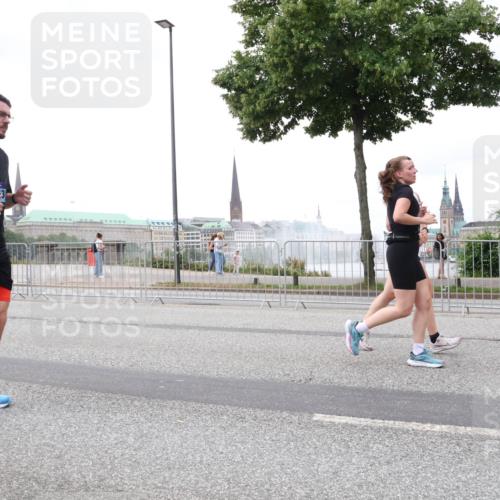 29.06.2025 - hella hamburg halbmarathon Lena Gebhardt http://msf.ph/oto/8283040 29.06.2025 10:55:07 Lombardsbrücke 15553, 1013, 1198, 2084, 2090, 2452, 2566, 2632, 3002, 3115, 3157, 3274, 3577, 4039, 4191, 4192, 4628, 5040, 5392, 5483, 5500, 5727, 5882, 6395, 6396, 6839, 6944, 6982, 7219, 7238, 7680, 7766, 8012, 8186, 8403, 8519, 9521, 9596, 10109, 10331, 10458, 10471, 10686, 11033, 11109, 11226, 11287, 11737, 11788, 11908, 12147, 12148, 12240, 12268, 12270, 13098, 13230, 13272, 13283, 13548, 13944, 13945, 13979, 13980, 14515, 14727, 15152, 15160, 16385 meine-sportfotos.de